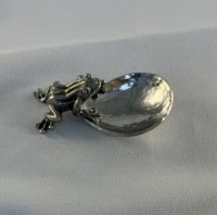 FROG TEA SCOOP